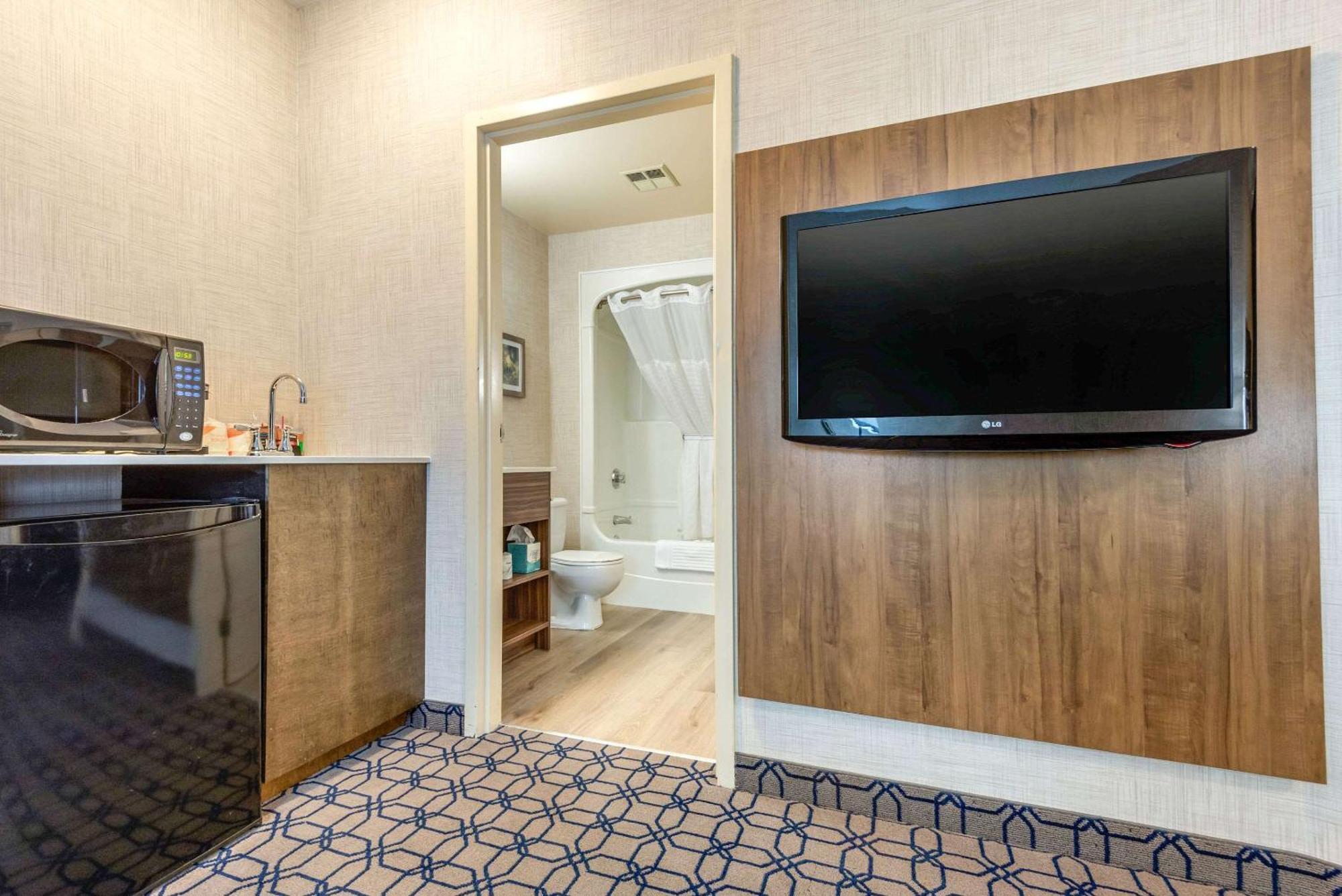 Quality Suites Whitby Εξωτερικό φωτογραφία