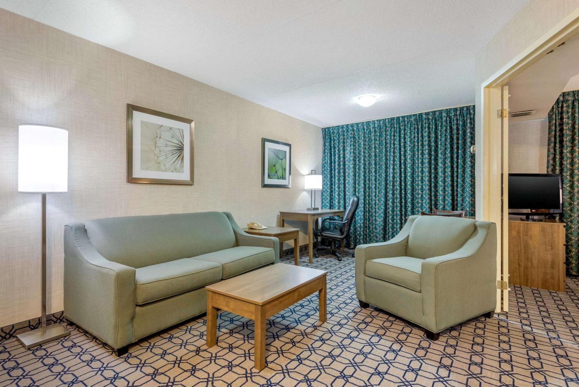 Quality Suites Whitby Εξωτερικό φωτογραφία