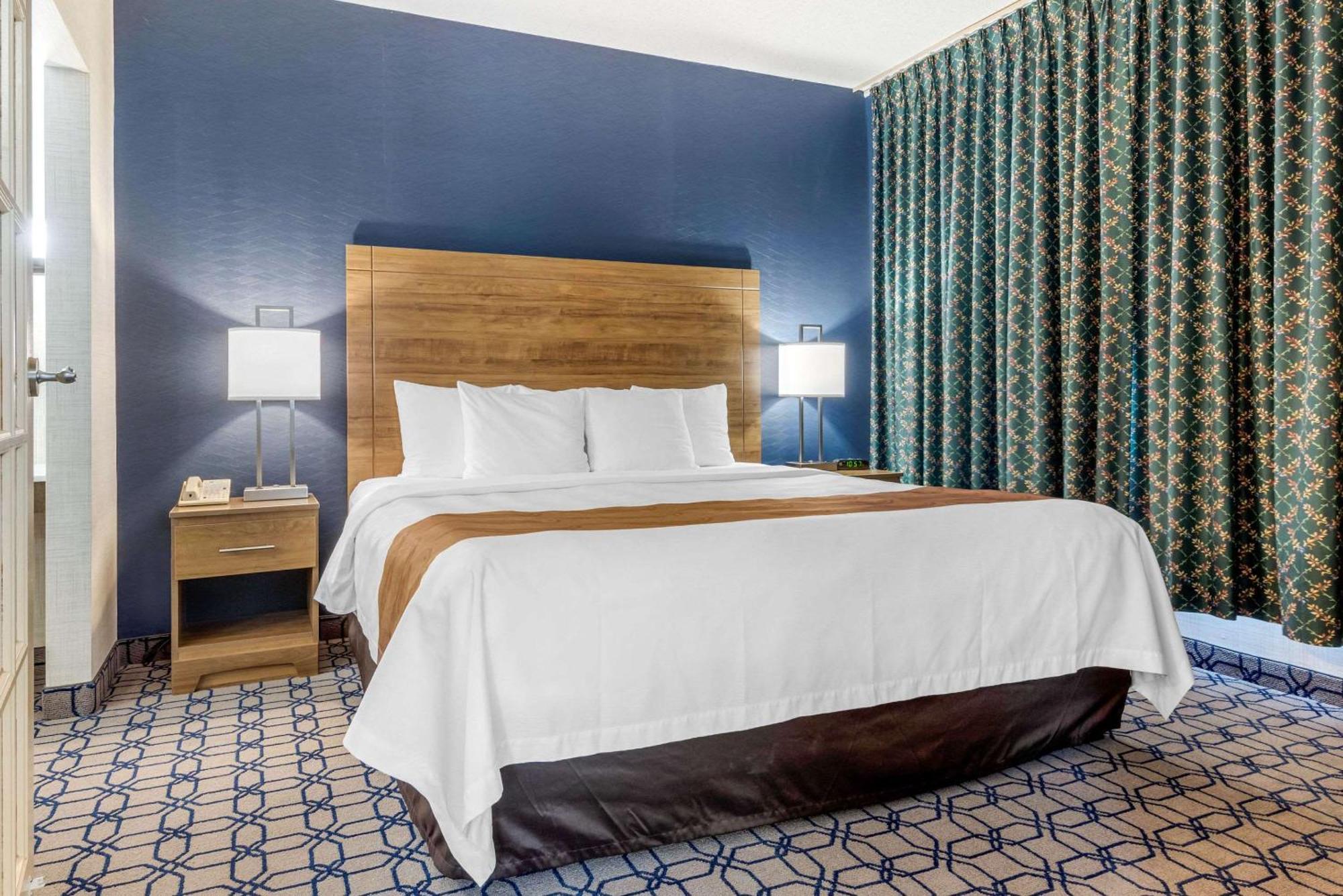Quality Suites Whitby Εξωτερικό φωτογραφία