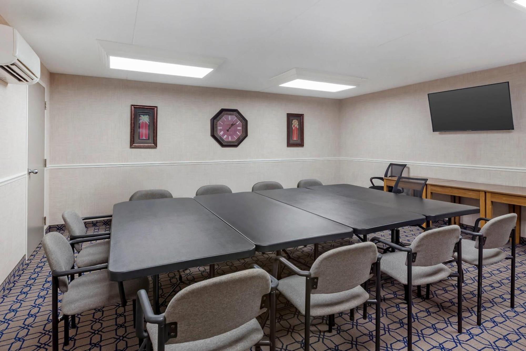 Quality Suites Whitby Εξωτερικό φωτογραφία