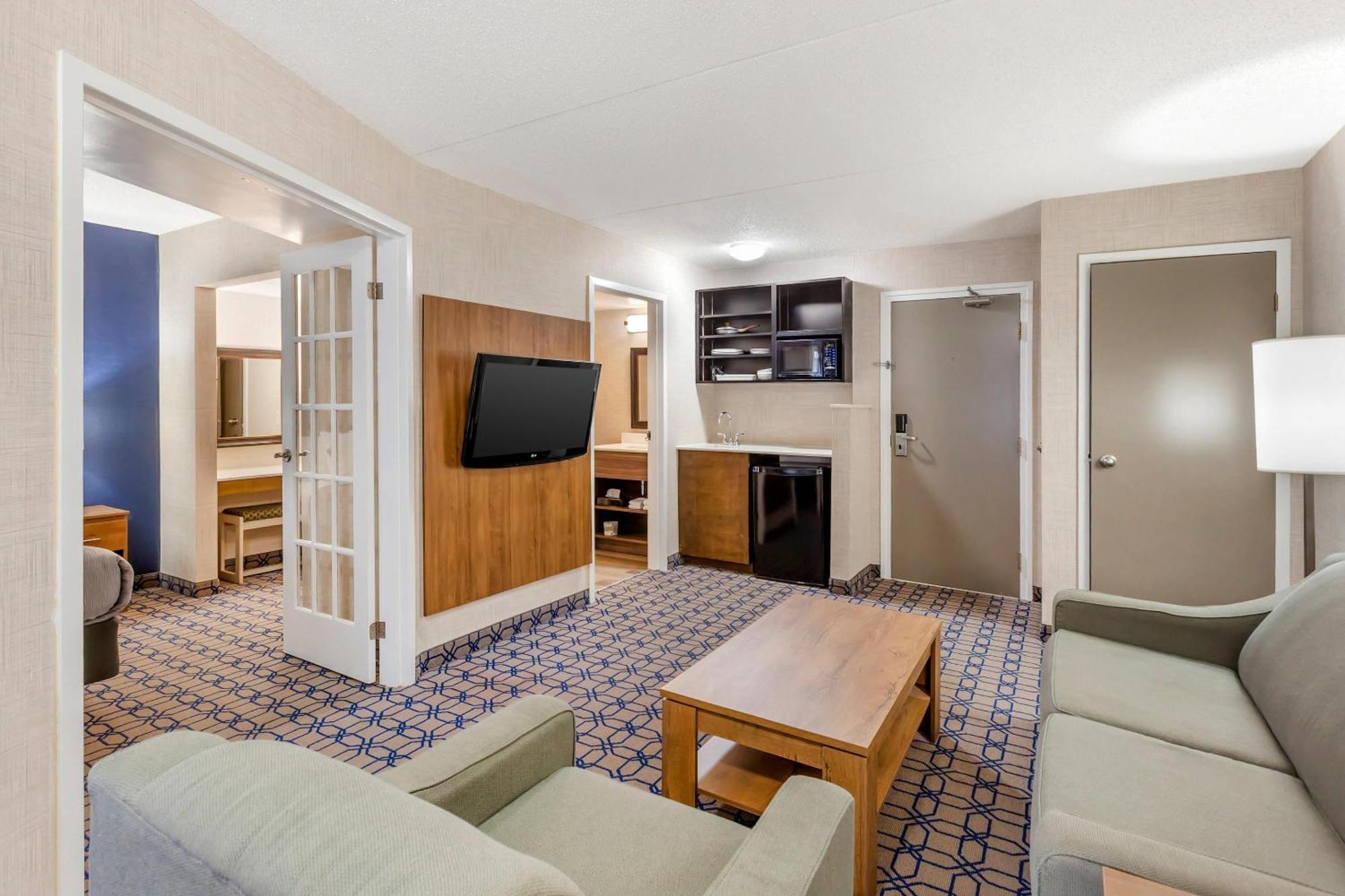 Quality Suites Whitby Εξωτερικό φωτογραφία