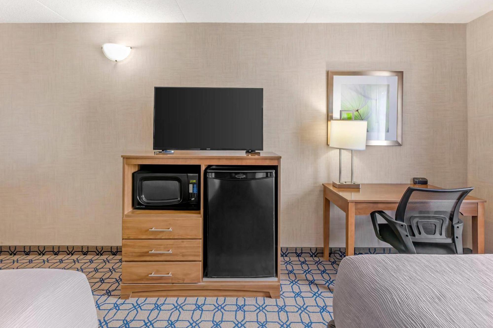 Quality Suites Whitby Εξωτερικό φωτογραφία