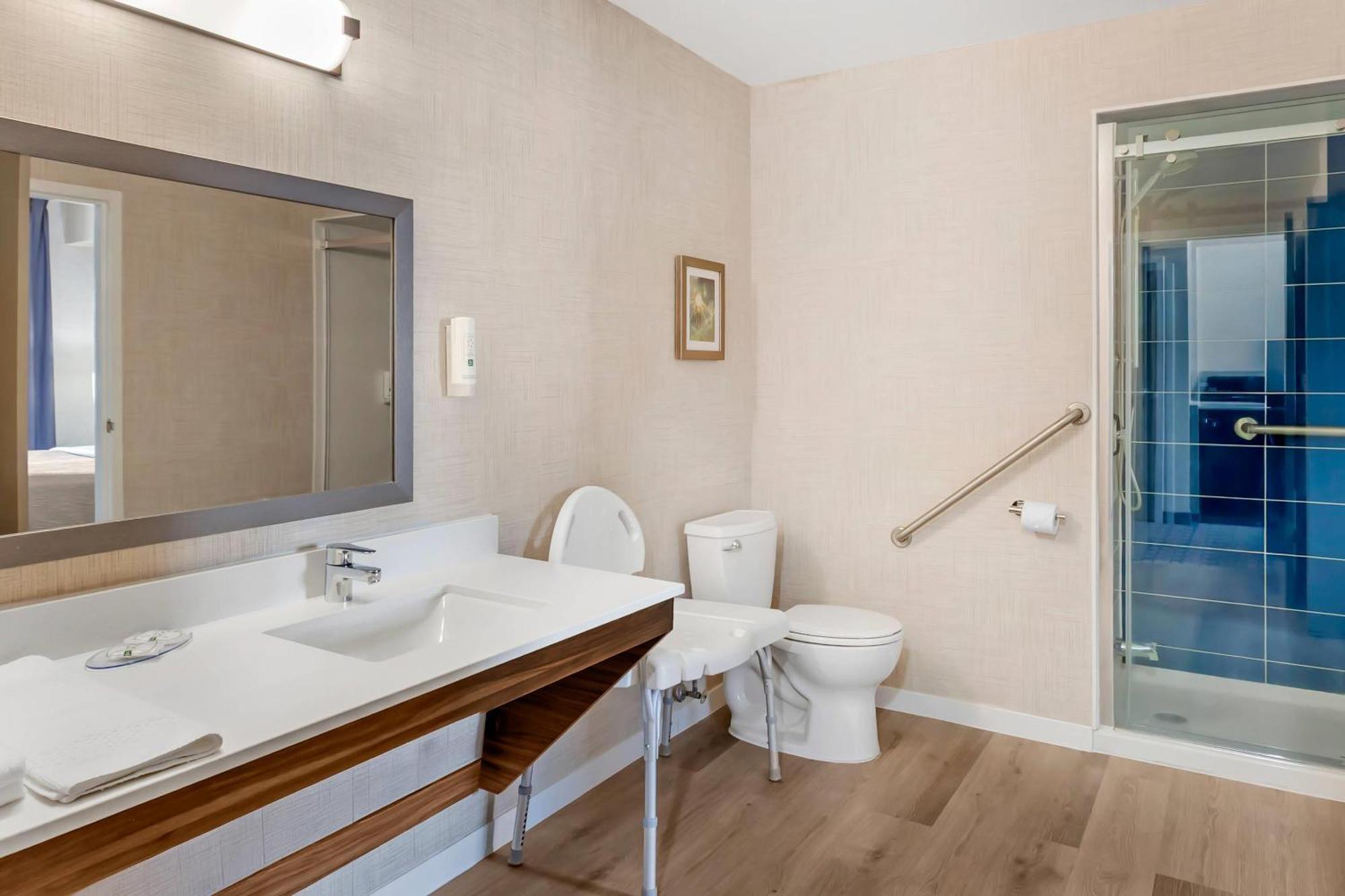 Quality Suites Whitby Εξωτερικό φωτογραφία