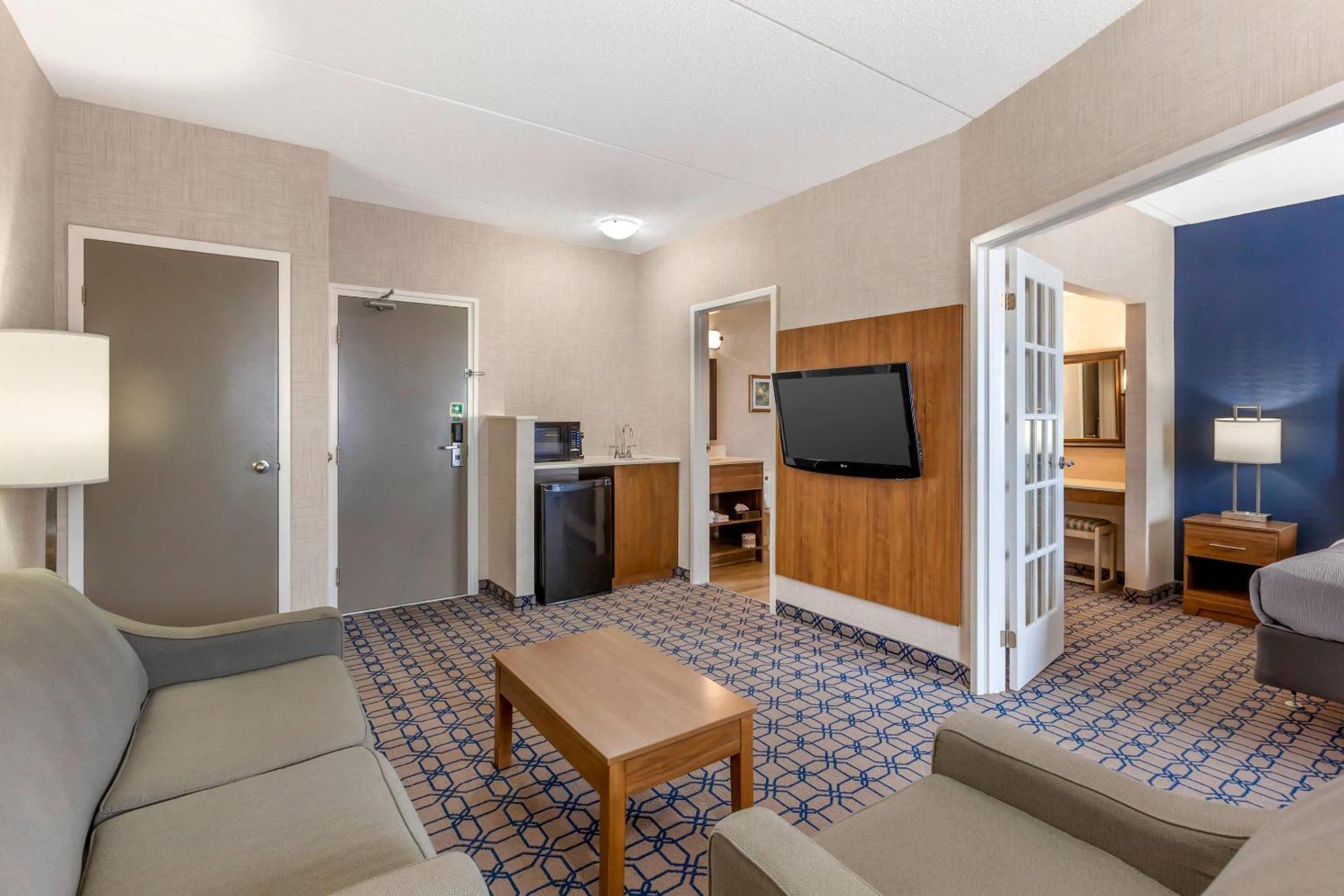Quality Suites Whitby Εξωτερικό φωτογραφία