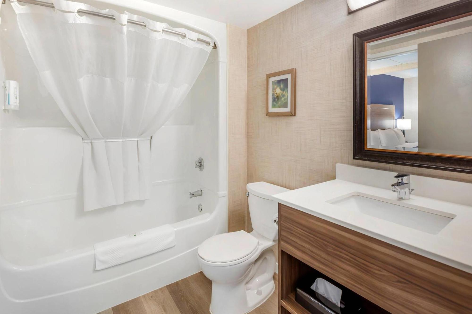 Quality Suites Whitby Εξωτερικό φωτογραφία