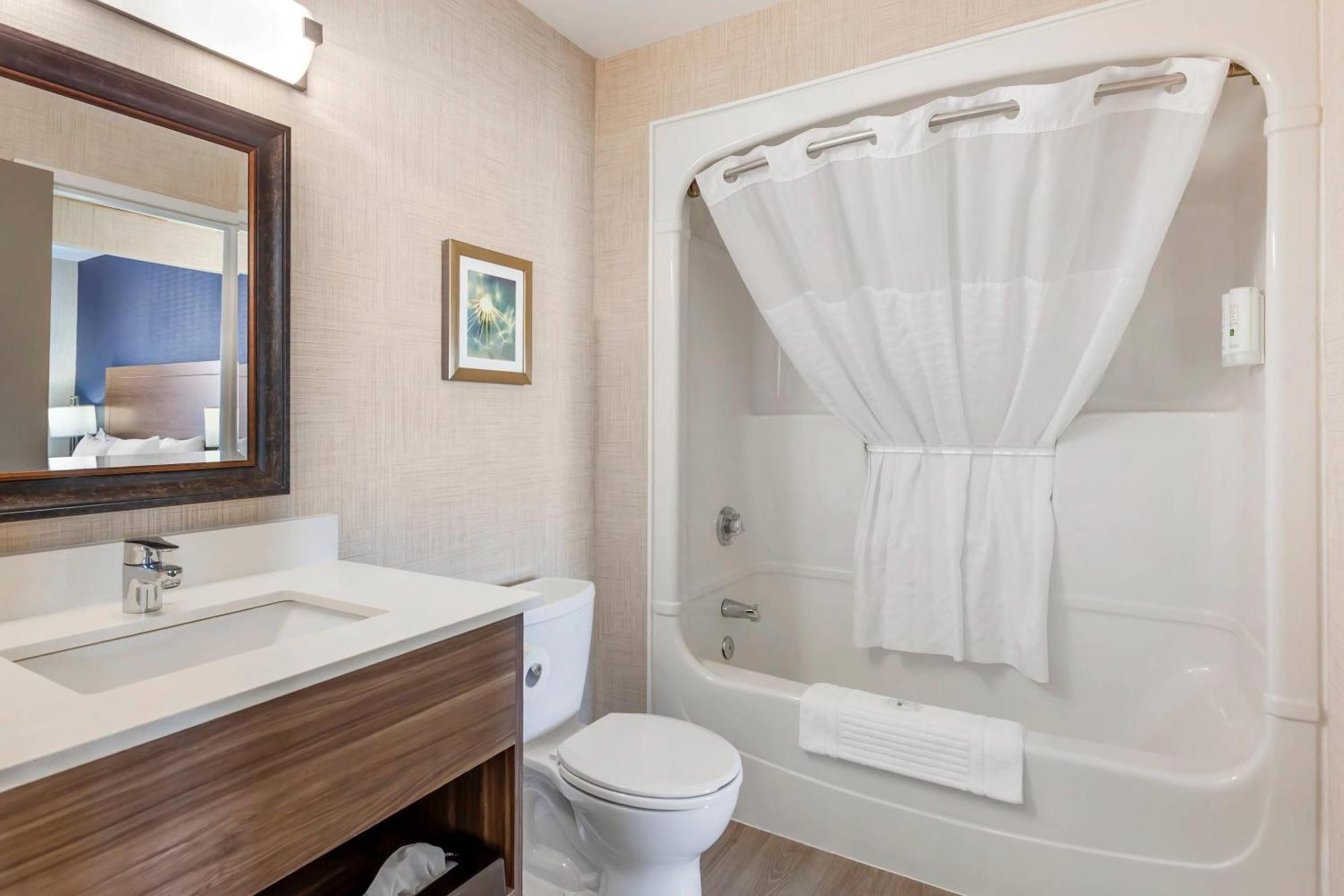 Quality Suites Whitby Εξωτερικό φωτογραφία