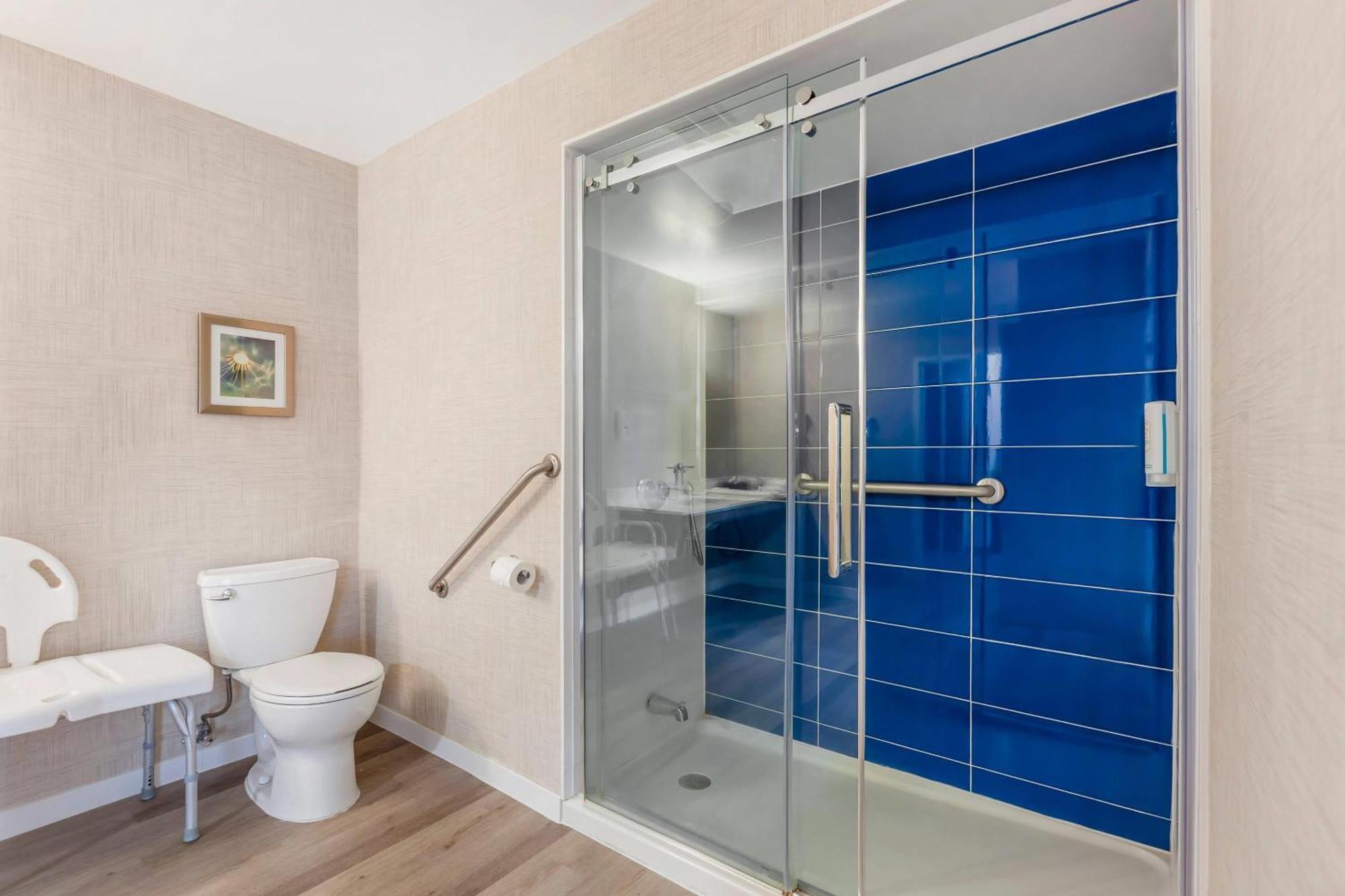 Quality Suites Whitby Εξωτερικό φωτογραφία