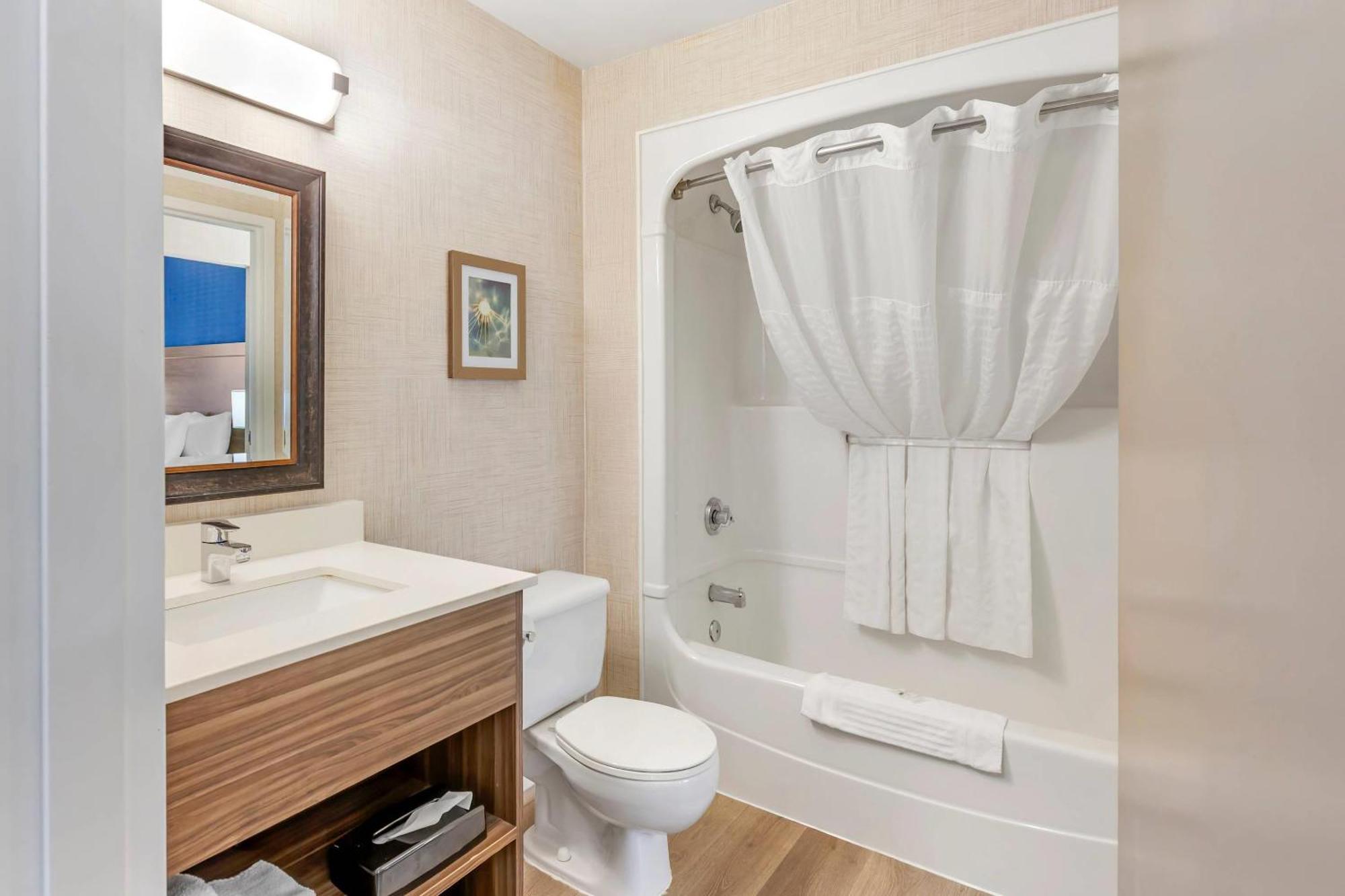 Quality Suites Whitby Εξωτερικό φωτογραφία