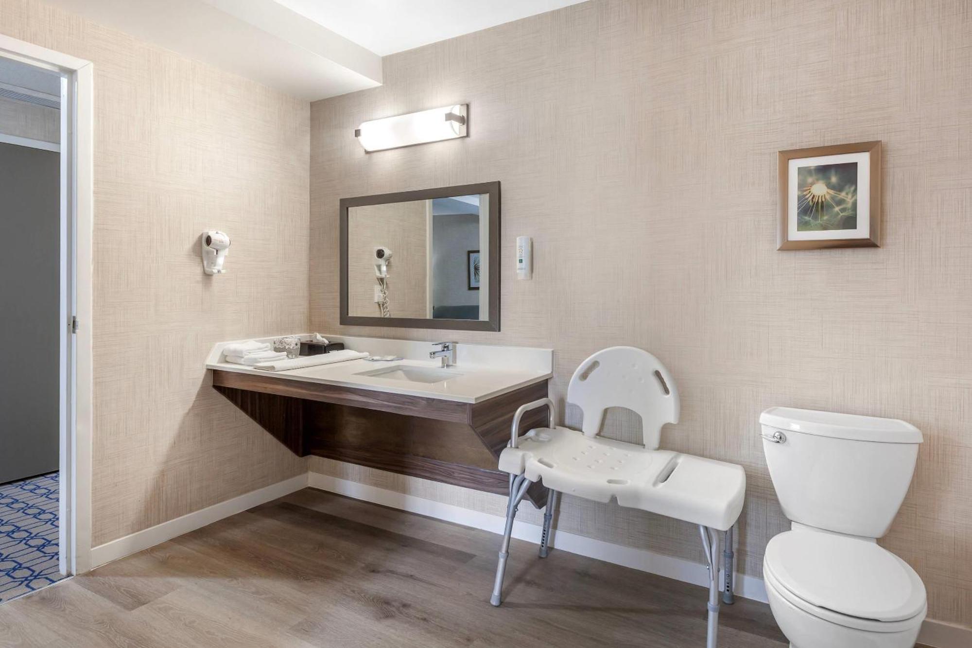 Quality Suites Whitby Εξωτερικό φωτογραφία